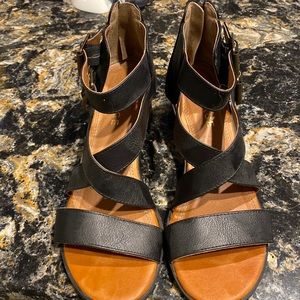 Womens Rampage black strapped sandals size 10